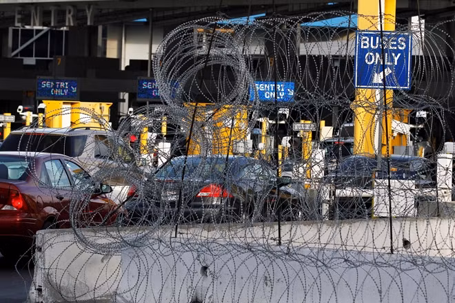 Hàng dài xe đang được kiểm tra tại khu vực biên giới Mỹ-Mexico. Ảnh Reuters.