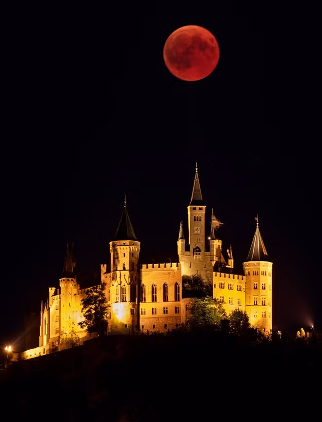 Trăng máu tại Lâu đài Hohenzollern, Hechingen, Đức. Ảnh Getty Images.