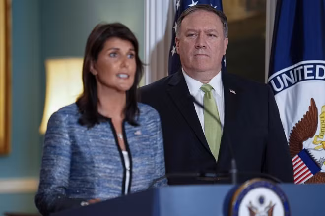Đại sứ Mỹ tại LHQ bên cạnh Ngoại trưởng Mỹ Mike Pompeo. Ảnh Reuters