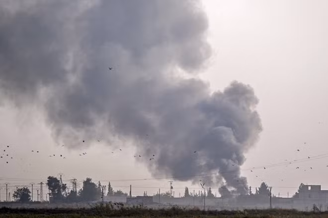 TNK đặt mục tiêu thiết lập một khu vực an toàn ngay trong lòng Syria, nơi mà TNK có thể tái định cư cho 3,6 triệu người tị nạn Syria đang sinh sống tại TNK. Tổng thống TNK Tayyip Erdogan từng đưa ra lời đe dọa rằng sẽ “thả” những người tị nạn này đến châu Âu nếu như Liên minh châu Âu không ủng hộ cuộc tấn công này, khiến EU phản ứng rất dữ dội.
