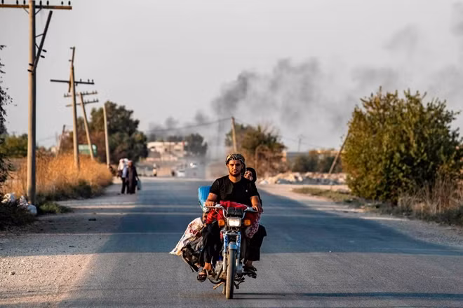 Tại TNK, phong trào PKK người Kurd đã tham gia vào một cuộc nổi dậy kéo dài nhiều thập kỷ để đòi quyền và quyền tự trị tại khu vực phía Đông Nam. Tại Iran, các nhóm hoạt động về quyền cho biết cộng đồng người Kurd phải chịu sự phân biệt rõ rệt cùng với nhiều nhóm dân tộc và tôn giáo thiểu số khác.