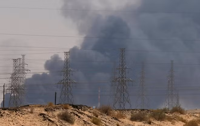 Vụ tấn công các cơ sở dầu mỏ của Saudi Arabia khiến thị trường năng lượng thế giới chao đảo. Ảnh Reuters.
