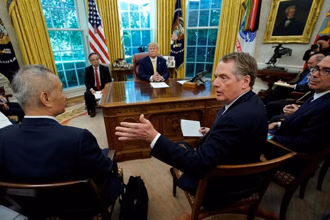 Tổng thống Mỹ Donald Trump và các nhà đàm phán thương mại Mỹ-Trung tại Phòng Bầu dục. Ảnh Reuters.
