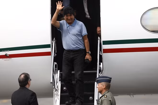 Ông Morales đáp máy bay tại Mexico. Ảnh Reuters.