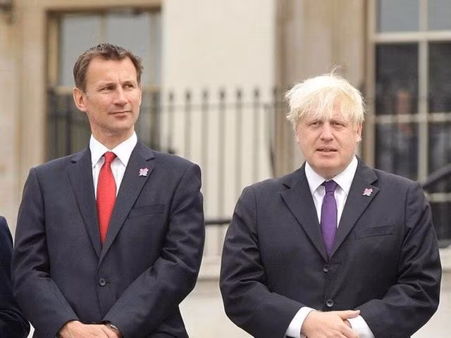 Ông Jeremy Hunt (trái) và ông Boris Johnson. Ảnh Reuters. Ông Jeremy Hunt (trái) và ông Boris Johnson. Ảnh Reuters.