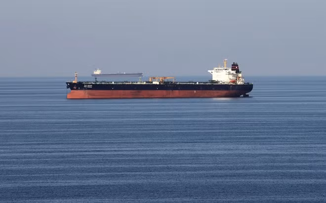 Một tàu chở dầu đi qua khu vực Eo biển Hormuz. Ảnh Reuters.