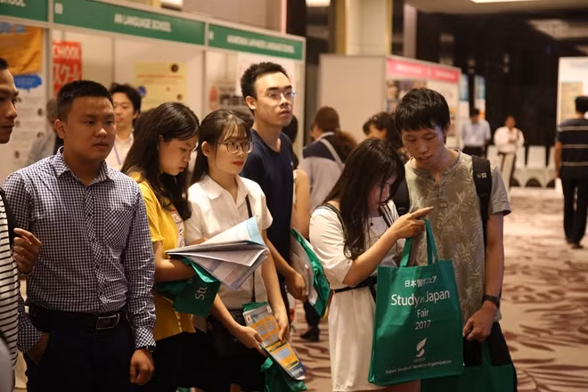 Theo số liệu của JASSO, số lượng học sinh người Việt Nam đang học tập trên đất nước Nhật Bản vào năm 2016 là 53.807 người, tăng gần 15.000 người so với năm 2015 và hiện đang đứng thứ hai, sau Trung Quốc.