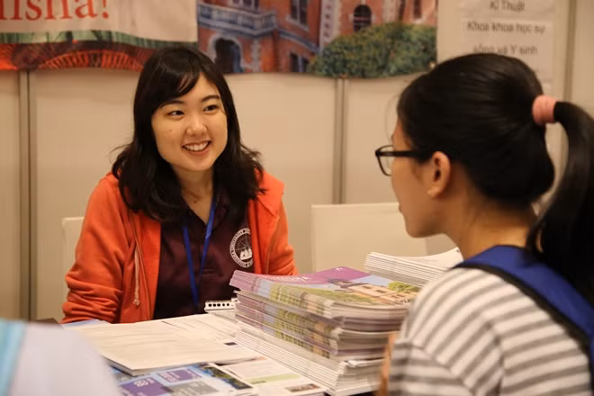 Với không gian ấm áp và gần gũi, "Study in Japan Fair 2017" không chỉ là nơi cung cấp những thông tin cập nhật về du học Nhật Bản cho các bạn trẻ, mà còn là nơi gặp gỡ của những cựu du học sinh Việt Nam tại Nhật Bản, chia sẻ những kinh nghiệm quý báu khi học tập và làm việc xứ người