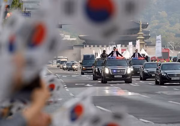 Ngày 20-4, hai nước thiết lập đường dây điện thoại giữa văn phòng hai lãnh đạo, qua đó Tổng thống Hàn Quốc và lãnh đạo Triều Tiên có thể trao đổi trực tiếp qua đường dây này. Trong ảnh là đoàn xe của Tổng thống Hàn Quốc Moon Jae-in tiến về khu vực tổ chức cuộc gặp thượng đỉnh liên Triều ngày 27-4. Ảnh Reuters