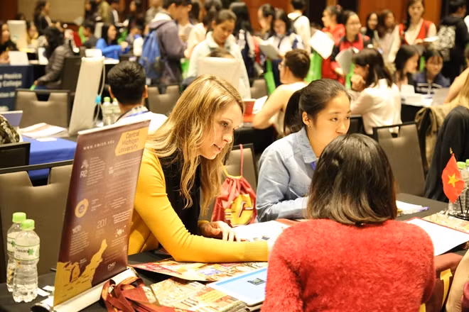 Đại diện từ nhiều trường Đại học, Cao đẳng của Mỹ tận tình tư vấn cho các sinh viên, phụ huynh của Việt Nam.