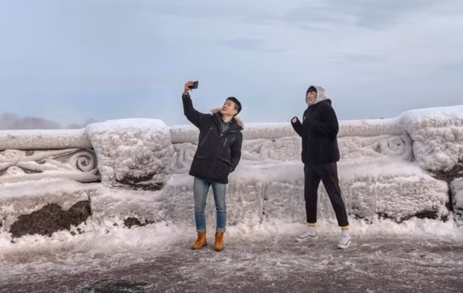 Dù thời tiết lạnh giá và có phần nguy hiểm nhưng không phải vì thế mà thác Niagara phiên bản "đóng băng" lại kém hấp dẫn với khách du lịch.