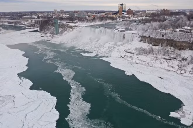 Thác băng được nhìn từ trên cao. Dù thác không cao nhưng các thác Niagara rất rộng. Thác Horseshoe Falls cao khoảng 53m. Chiều cao thác Mỹ là khoảng 21m do khối đá lớn nằm dưới chân thác. Thác Horseshoe Falls rộng khoảng 792 m, còn Thác Mỹ American Falls rộng 323 m.