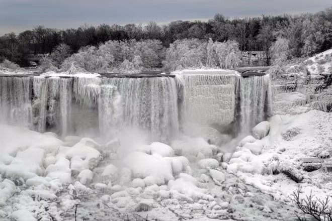 Thác Niagara ở sông Niagara tại Bắc Mỹ, nằm ở đường biên giới của Mỹ và Canada. Thác Niagara bao gồm 3 thác riêng biệt: thác Horseshoe (Móng ngựa - Canada, đôi lúc gọi là thác Canada), thác Mỹ và một thác nhỏ hơn gần đó là thác Bridal Veil.