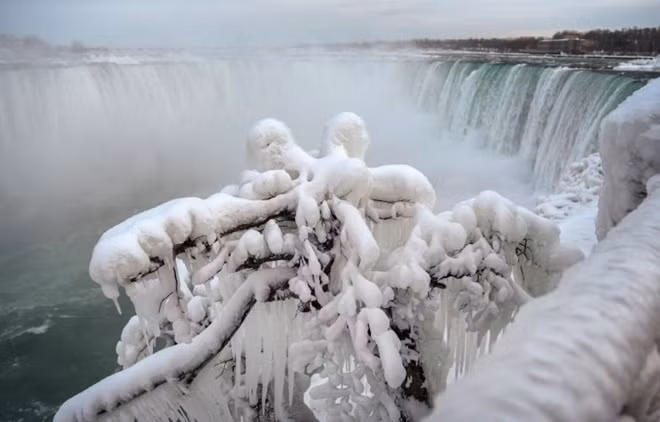 Băng và tuyết phủ kín những cành cây bên cạnh thácMóng ngựa, trên lãnh thổ của Canada.