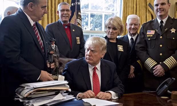 Ông Trump và quyết định gây tranh cãi của mình. Ảnh Reuters Ông Trump và quyết định gây tranh cãi của mình. Ảnh Reuters