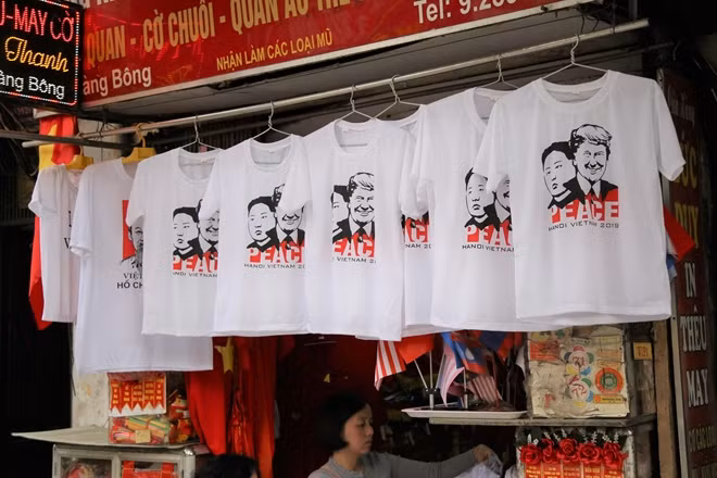 Ngoài cờ, phù hiệu có liên quan đến quốc kỳ của Mỹ và Triều Tiên, những chiếc áo phông có in hình Tổng thống Mỹ Donald Trump và Chủ tịch Triều Tiên Kim Jong-un. Mặt hàng này mới xuất hiện vài ngày nay nhưng đã thu hút sự chú ý của đông đảo khách du lịch nước ngoài.