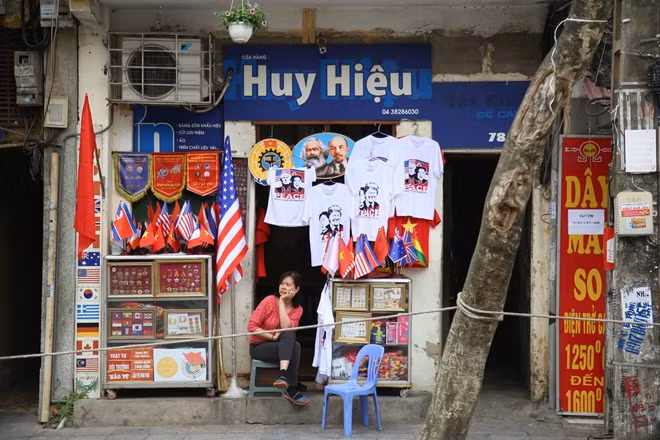Hàng loạt các cửa hàng trên phố Hàng Bông trưng bày những chiếc áo phông in hình Tổng thống Mỹ Donald Trump và Chủ tịch Triều Tiên Kim Jong-un, bên cạnh những lá cờ của hai nước này vốn đắt khách trong mấy ngày qua.