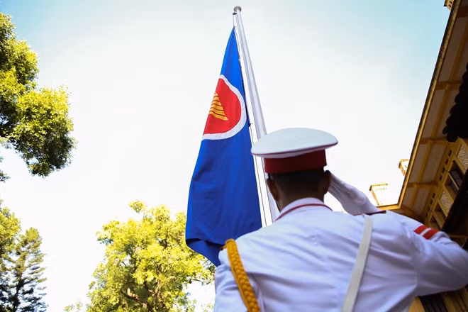 Lá cờ ASEAN và cờ Việt Nam tung bay tại Trụ sở Bộ Ngoại giao Việt Nam. Vào mỗi dịp kỷ niệm ngày thành lập 8-8, Lễ thượng cờ của hiệp hội luôn được Bộ Ngoại giao tổ chức với các nghi thức trang trọng.