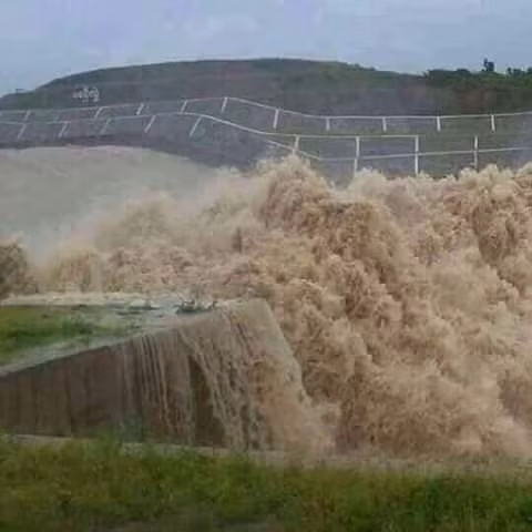 Nước dâng lên quá nhanh ngập đến tận mái nhà khiến nhiều người dân huyện Sanamxay bị mắc kẹt do không kịp sơ tán, phải chờ thuyền cứu hộ. Giới chức địa phương đã điều thuyền đến khu vực lũ để cứu người dân, trong khi mực nước tiếp tục dâng cao sau khi đập bị vỡ.