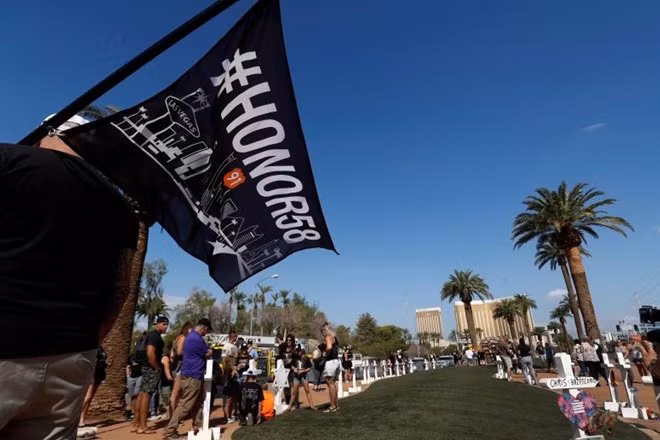 Vào đêm 1-10, dải Las Vegas (đoạn đường dài khoảng 5 km thuộc đại lộ Las Vegas) sẽ tạm thời tối điện để tưởng niệm những nạn nhân. Đồng thời, nhiều người tại khu tưởng niệm Community Healing Garden ở trung tâm Las Vegas sẽ cùng đọc to tên của những nạn nhân.