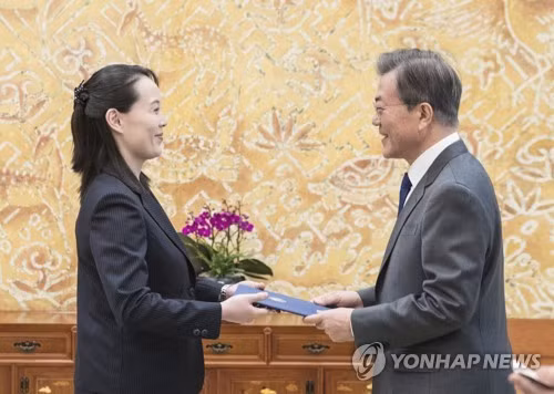 Tổng thống Hàn Quốc Moon Jae-in và em gái Lãnh đạo Triều Tiên Kim Jong-un, cô Kim Yo-jong. Ảnh Yonhap