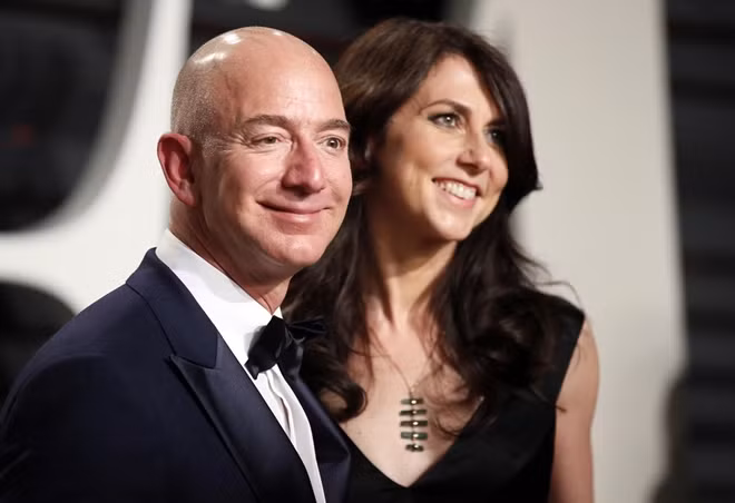 Jeff và MacKenzie Bezos. Ảnh Reuters.