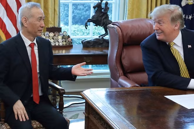 Tổng thống Mỹ Donald Trump và Phó Thủ tướng Trung Quốc Lưu Hạc. Ảnh Reuters.