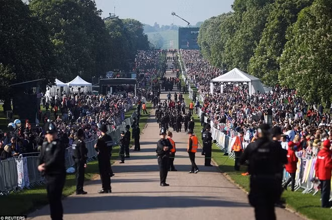 Bên ngoài Lâu đài Windsor là khoảng 100.000 người "hâm mộ hoàng gia" chờ đón từng khoảnh khắc của sự kiện Hoàng gia này/