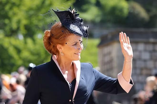 Công nương Sarah Ferguson của York là một trong những thành viên Hoàng gia đầu tiên có mặt tại sự kiện