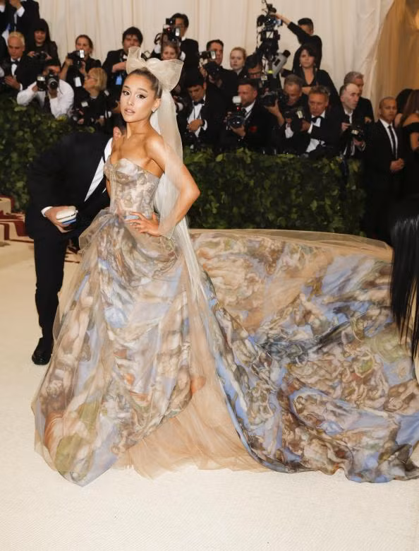 Nữ ca sĩ sinh năm 1993 Ariana Grande với bộ đầm mang họa tiết in trên chiếc đầm Vera Wang. Nữ ca sĩ sinh năm 1993 Ariana Grande với bộ đầm mang họa tiết in trên chiếc đầm Vera Wang.