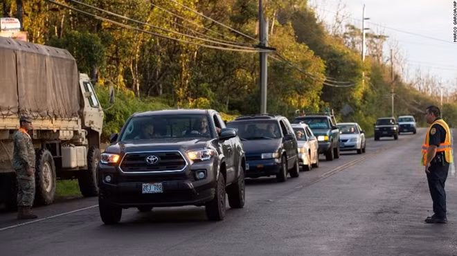 Nhà chức trách địa phương cho biết, 10.000 người dân trên đảo lớn Hawaii của Mỹ đã được yêu cầu sơ tán khẩn cấp sau khi núi lửa Kilauea ở phía Nam hòn đảo phun dung nham, kèm theo đó là khí độc gây chết người.