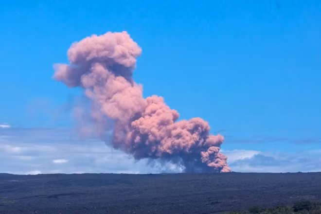 Núi lửa Kilauea đang phun cột khói lớn lên bầu trời mang theo cả khí độc sulfur dioxide có thể làm tổn hại sức khỏe con người nếu hít phải. Sulfur dioxide kết hợp với nước sẽ tạo thành mưa acid nếu trời đổ mưa.