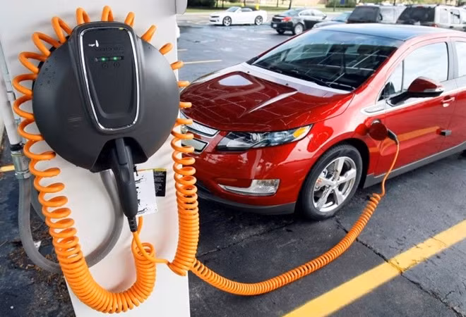 Một chiếc Chevrolet Volt đời 2012 đỗ tại khu vực trạm sạc điện. Ảnh Reuters.