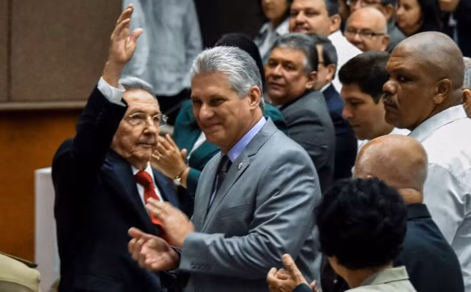 Đồng chí Raul Castro (trái) và người kế nhiệm Miguel Díaz-Canel Bermúdez (giữa). Ảnh Reuters Đồng chí Raul Castro (trái) và người kế nhiệm Miguel Díaz-Canel Bermúdez (giữa). Ảnh Reuters