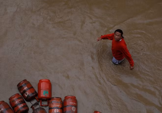 Lũ lụt do mưa lớn cuốn trôi nhiều tài sản của người dân. Ảnh Reuters.