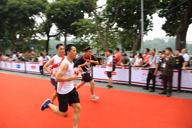 Một vđv trong trang phục...cướp biển.