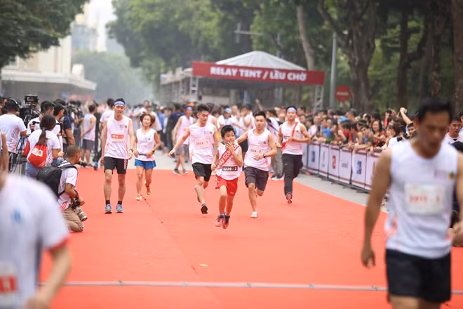 Một trong những thí sinh nhỏ tuổi nhất giải chạy.