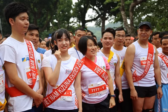 Một thành viên của ban nhạc nổi tiếng Nhật Bản AKB48 cũng tham gia giải chạy năm nay. Sự xuất hiện của các cô gái của AKB48 thu hút sự chú ý của rất nhiều người hâm mộ.