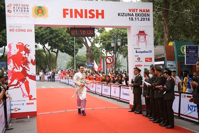 Một thí sinh với tà áo dài cán đích.
