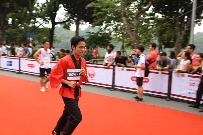 Một vđv trong trang phục mang hơi hướng Nhật Bản màu đỏ cũng nổi bật không kém.