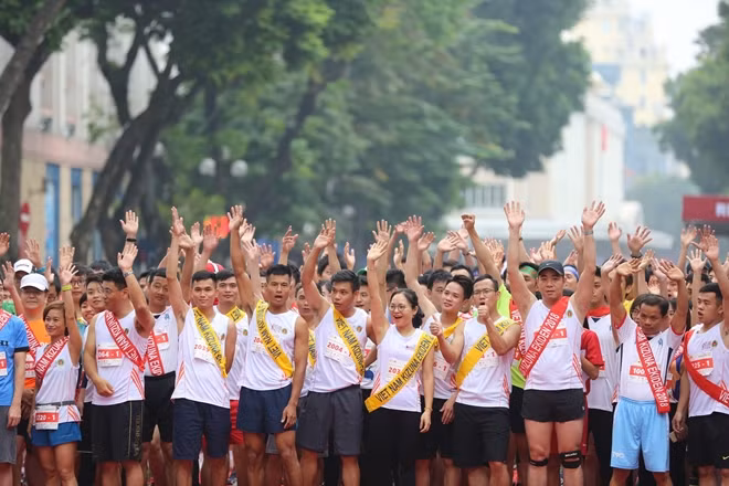 Hơn 800 vận động viên, đến từ lực lượng Công an, Cảnh sát và doanh nghiệp của hai nước Việt Nam, Nhật Bản đã cùng tham dự cuộc chạy đua tiếp sức Kizuna Ekiden 2018, được tổ chức tại Hà Nội sáng 18-11.