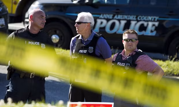 Cảnh sát bên ngoài hiện trường. Ảnh CNN/Getty Images