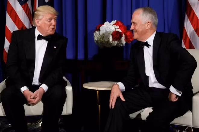 Tổng thống Mỹ Donald Trump và Thủ tướng Australia Malcolm Turnbull vui vẻ trò chuyện. Ảnh Reuters