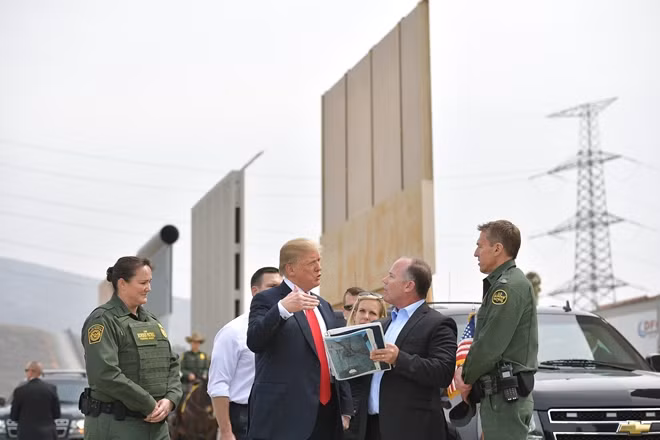 Tổng thống Mỹ Donald Trump trong một chuyến thăm đến khu vực biên giới trước đây. Ảnh Getty Images.