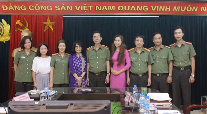 Phó Đại sứ Ấn Độ Nina Tshering La, Thiếu tướng Phạm Văn Miên chụp ảnh cùng đại diện Ban Biên tập và cán bộ, phóng viên Báo CAND