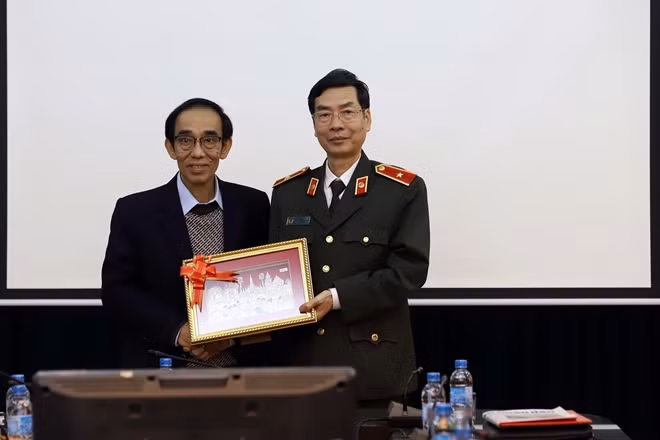 Đồng chí Sinxay Takounsack và Thiếu tướng Phạm Văn Miên.