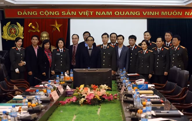 Thiếu tướng Phạm Văn Miên, đồng chí Sinxay Takounsack cùng các đại biểu tham dự buổi tiếp.