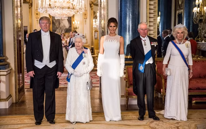Tổng thống Mỹ và Phu nhân bên cạnh Nữ hoàng Anh và vợ chồng Thái tử Charles. Ảnh Getty Images.