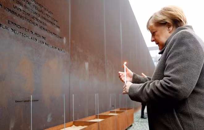 Thủ tướng Đức Angela Merkel tại Đài tưởng niệm. Ảnh Reuters.
