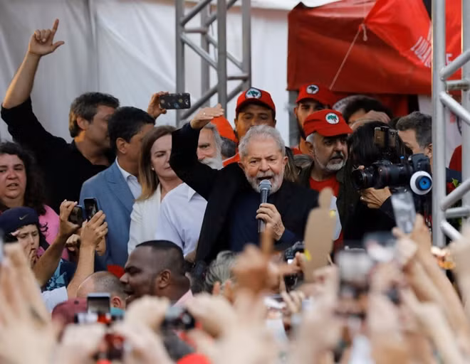 Ông Lula phát biểu trước những người ủng hộ. Ảnh Reuters.